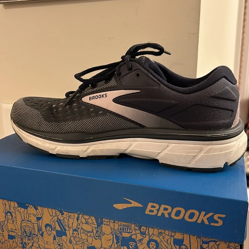 Brooks Dyad 11 Gray Sneakers Light Pink Trim Size Women’s 8.5M Great Padding